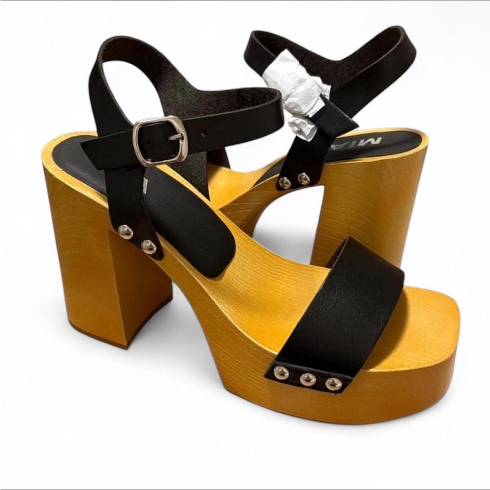 NEW IN BOX NTW MIA Black and Tan Platform Sandal Heels